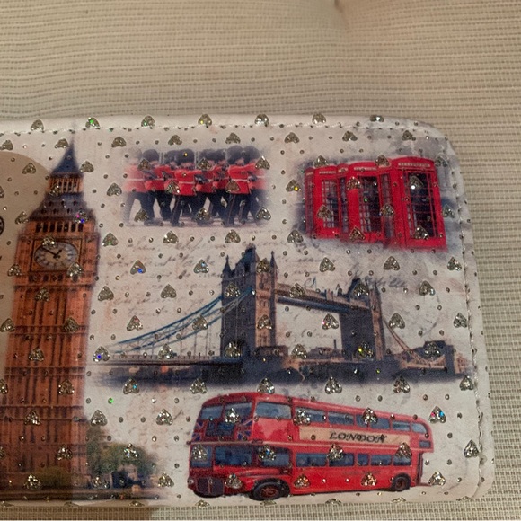 WALLET. NWT. Iconic Landmarks of London, England. Silver hearts all over… - Picture 3 of 6